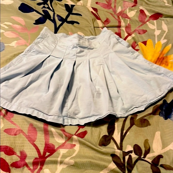 Light blue cheer style pleated miniskirt with back zip and button - Picture 1 of 7